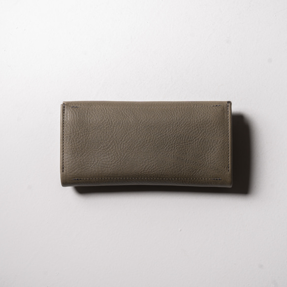 【隱藏式金屬配件】長版錢包，採用柔軟的包覆式封口，由義大利 Grigio 皮革一整塊皮革製成。 第2張的照片