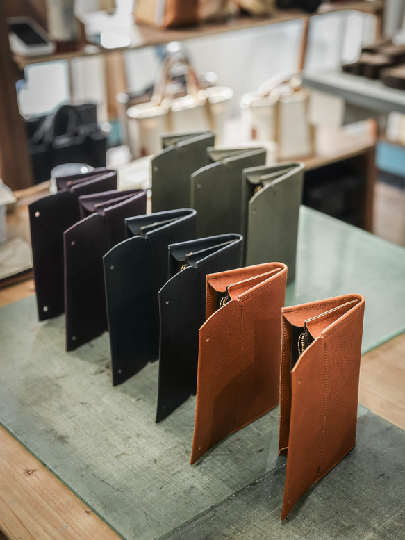 【隱藏式金屬配件】長版錢包，採用柔軟的包覆式封口，由義大利 Grigio 皮革一整塊皮革製成。 第14張的照片