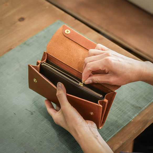 【隱藏式金屬配件】長版錢包，採用柔軟的包覆式封口，由義大利 Grigio 皮革一整塊皮革製成。 第6張的照片