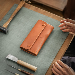 【隱藏式金屬配件】長版錢包，採用柔軟的包覆式封口，由義大利 Grigio 皮革一整塊皮革製成。 第5張的照片