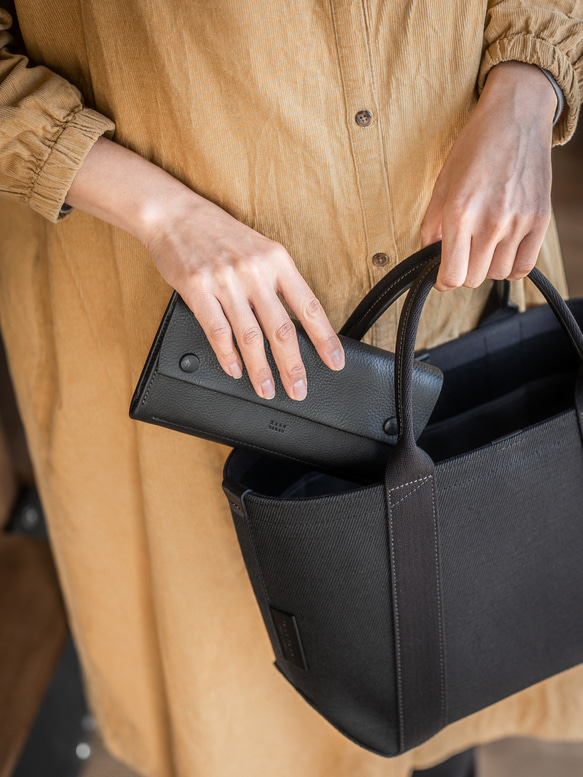 【隱藏式金屬配件】長版錢包，採用柔軟的包覆式封口，由義大利 Grigio 皮革一整塊皮革製成。 第10張的照片