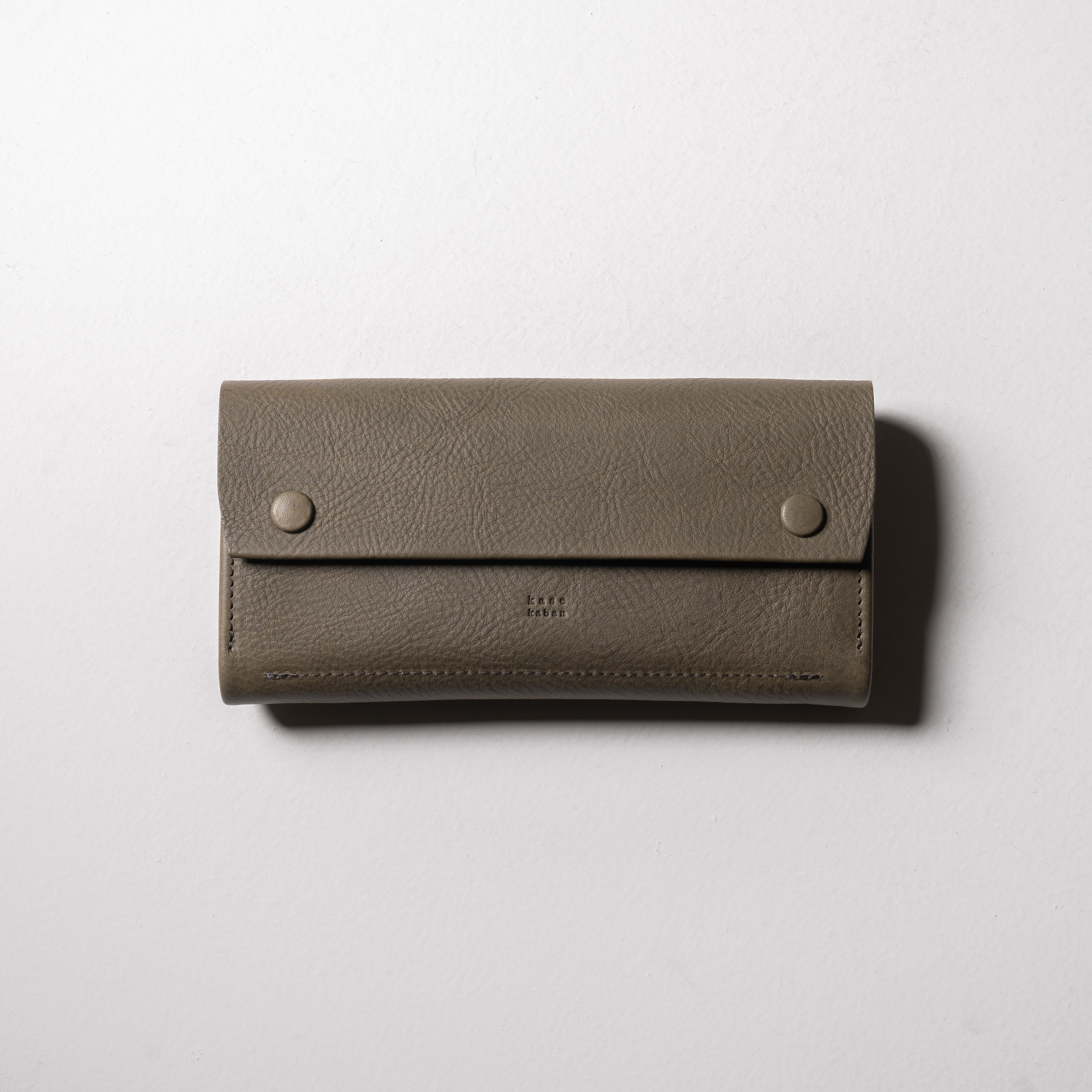 【金具を隠した一枚革】ふっくらと包み込むくるみホックの長財布 イタリア革 ＜グリージオ＞