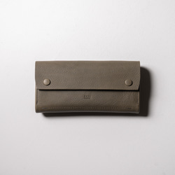 【隱藏式金屬配件】長版錢包，採用柔軟的包覆式封口，由義大利 Grigio 皮革一整塊皮革製成。 第1張的照片