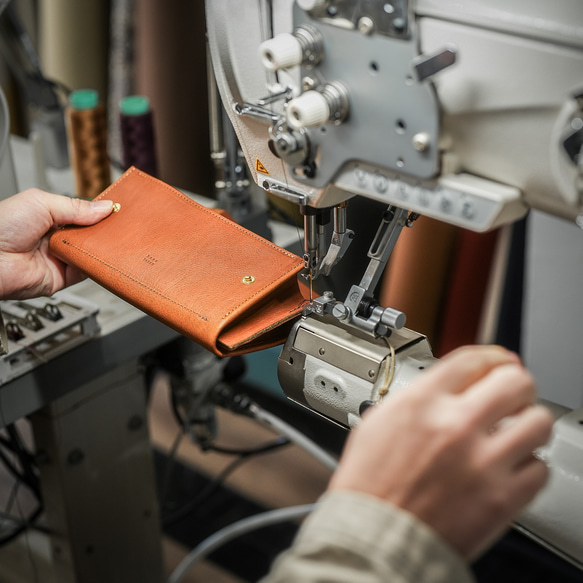 【隱藏式金屬配件】長版錢包，採用柔軟的包覆式封口，由義大利 Grigio 皮革一整塊皮革製成。 第15張的照片