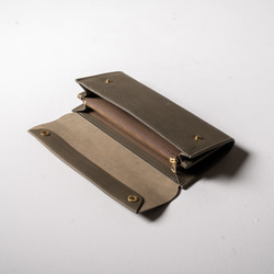 【隱藏式金屬配件】長版錢包，採用柔軟的包覆式封口，由義大利 Grigio 皮革一整塊皮革製成。 第3張的照片