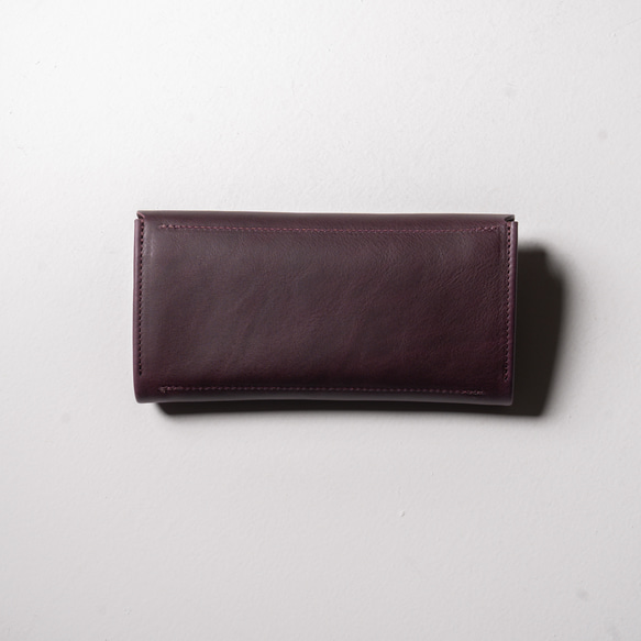 【一體成型皮革，隱藏式五金配件】飽滿的長錢包，採用隱藏式按扣，義大利皮革（紫色） 第2張的照片