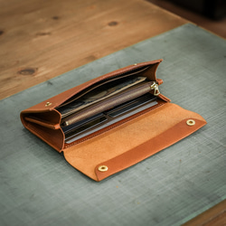 【一體成型皮革，隱藏式五金配件】飽滿的長錢包，採用隱藏式按扣，義大利皮革（紫色） 第7張的照片