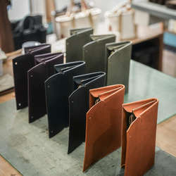 【一體成型皮革，隱藏式五金配件】飽滿的長錢包，採用隱藏式按扣，義大利皮革（紫色） 第14張的照片