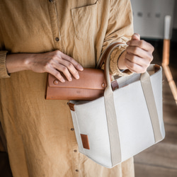 【一體成型皮革，隱藏式五金配件】飽滿的長錢包，採用隱藏式按扣，義大利皮革（紫色） 第8張的照片