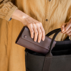 【一體成型皮革，隱藏式五金配件】飽滿的長錢包，採用隱藏式按扣，義大利皮革（紫色） 第11張的照片