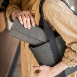 【一體成型皮革，隱藏式五金配件】飽滿的長錢包，採用隱藏式按扣，義大利皮革（紫色） 第9張的照片