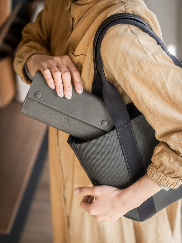 【一體成型皮革，隱藏式五金配件】飽滿的長錢包，採用隱藏式按扣，義大利皮革（紫色） 第9張的照片