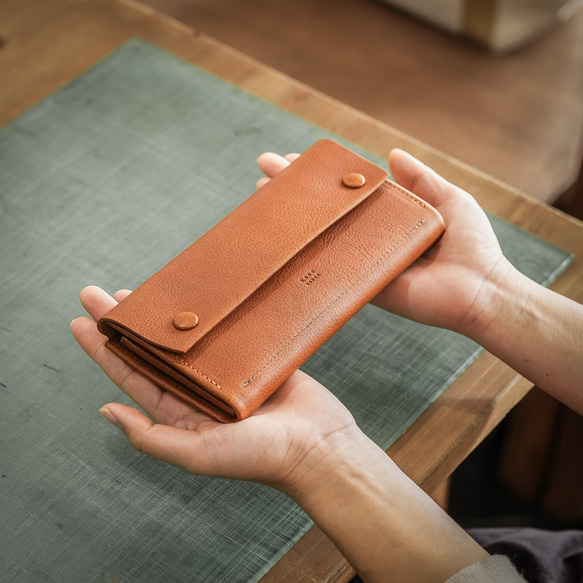 【一體成型皮革，隱藏式五金配件】飽滿的長錢包，採用隱藏式按扣，義大利皮革（紫色） 第4張的照片