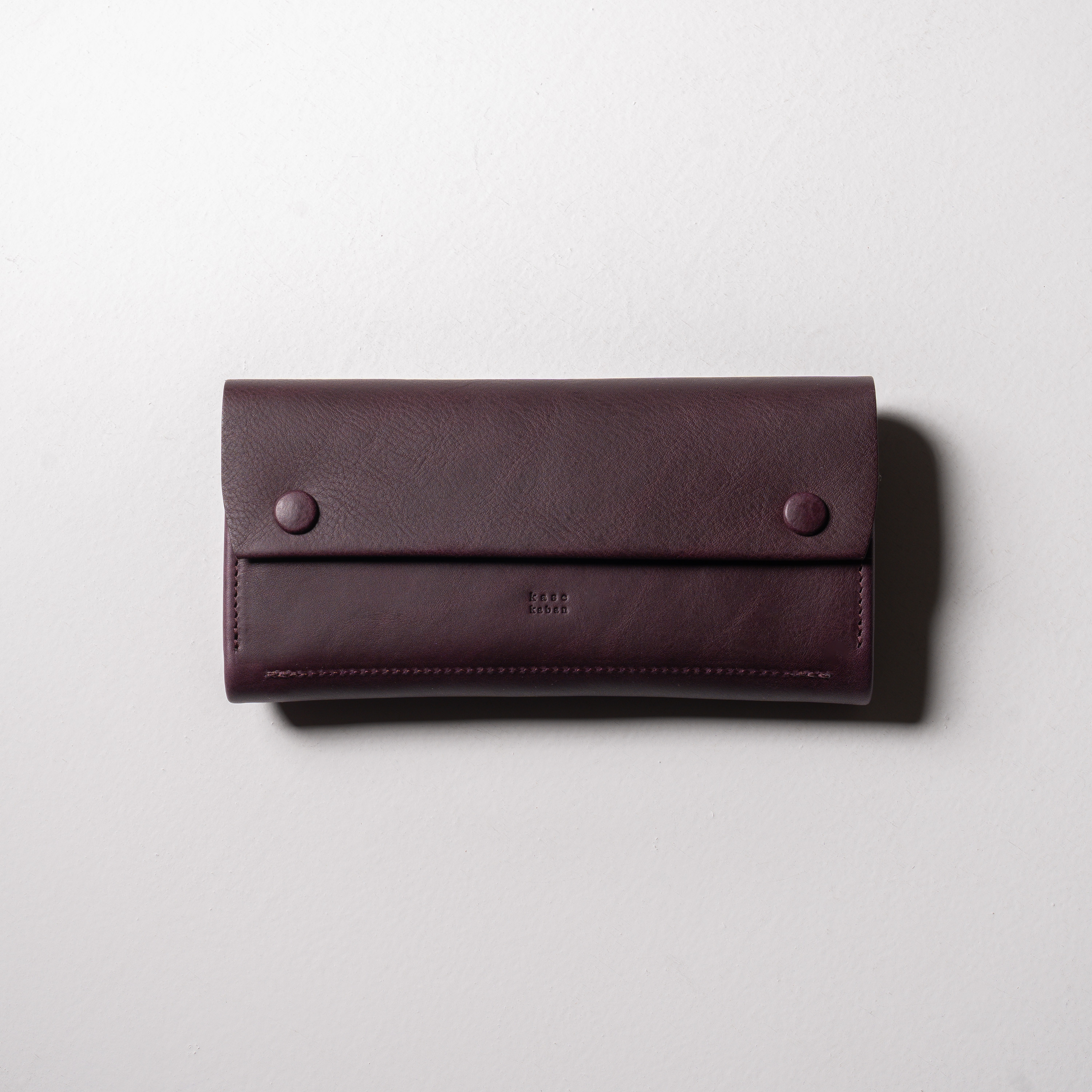 【金具を隠した一枚革】ふっくらと包み込むくるみホックの長財布 イタリア革 ＜パープル＞