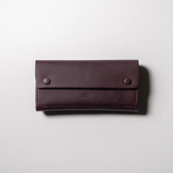 【一體成型皮革，隱藏式五金配件】飽滿的長錢包，採用隱藏式按扣，義大利皮革（紫色） 第1張的照片