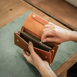 【一體成型皮革，隱藏式五金配件】飽滿的長錢包，採用隱藏式按扣，義大利皮革（紫色） 第6張的照片