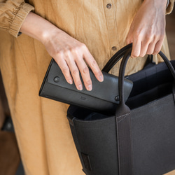 【一體成型皮革，隱藏式五金配件】飽滿的長錢包，採用隱藏式按扣，義大利皮革（紫色） 第10張的照片