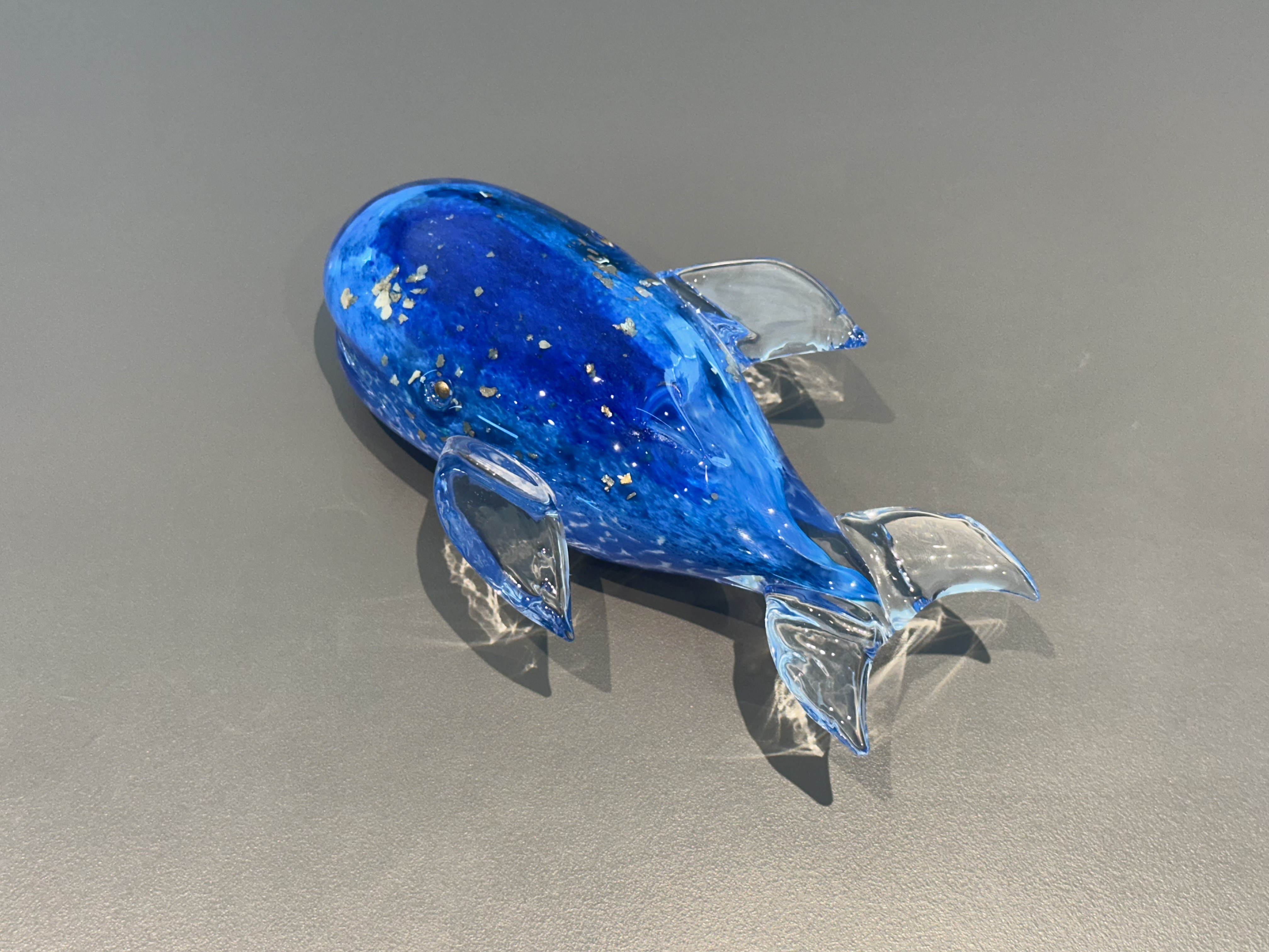 ガラスオブジェ　鯨　青