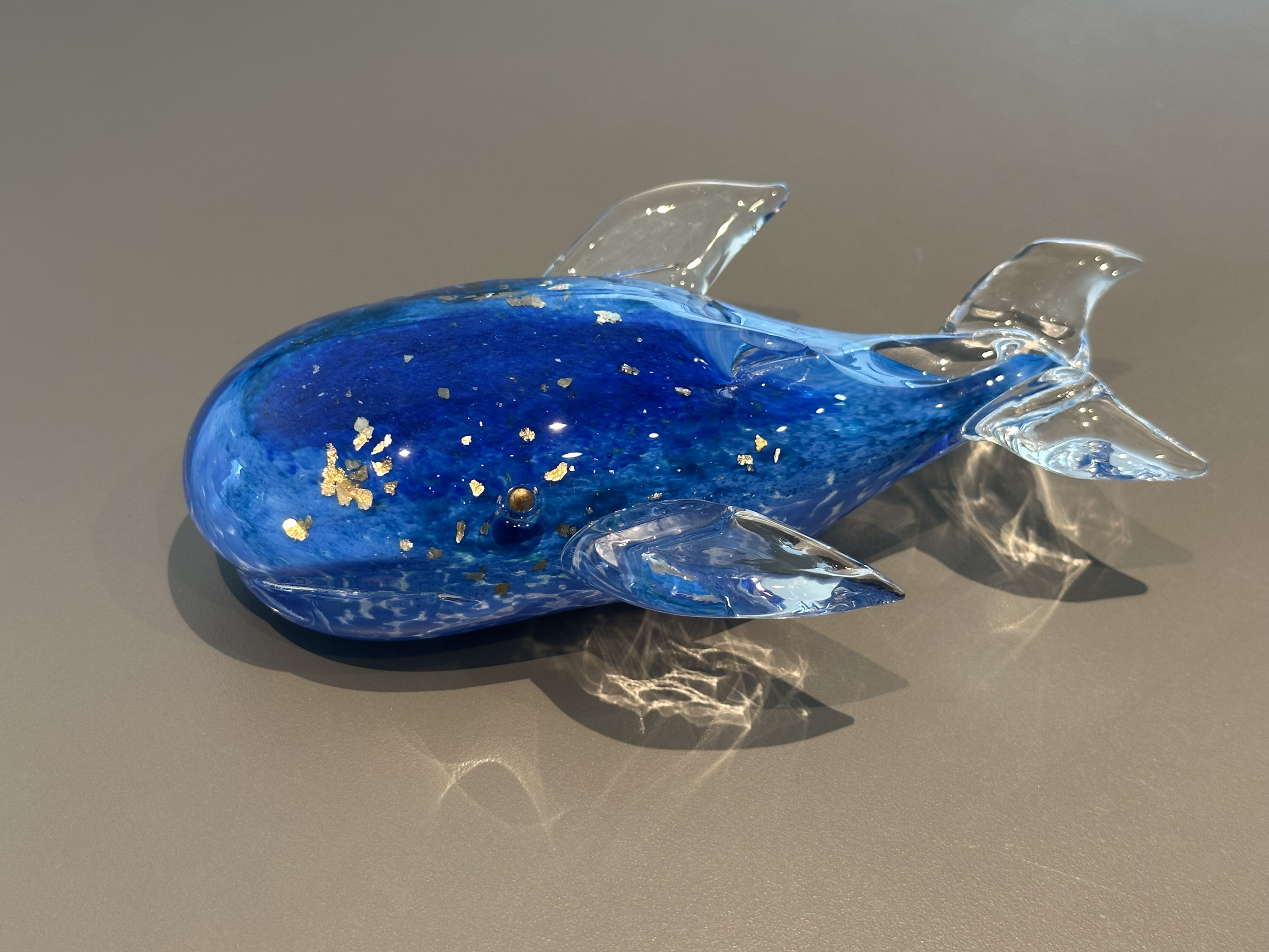 ガラスオブジェ　鯨　青
