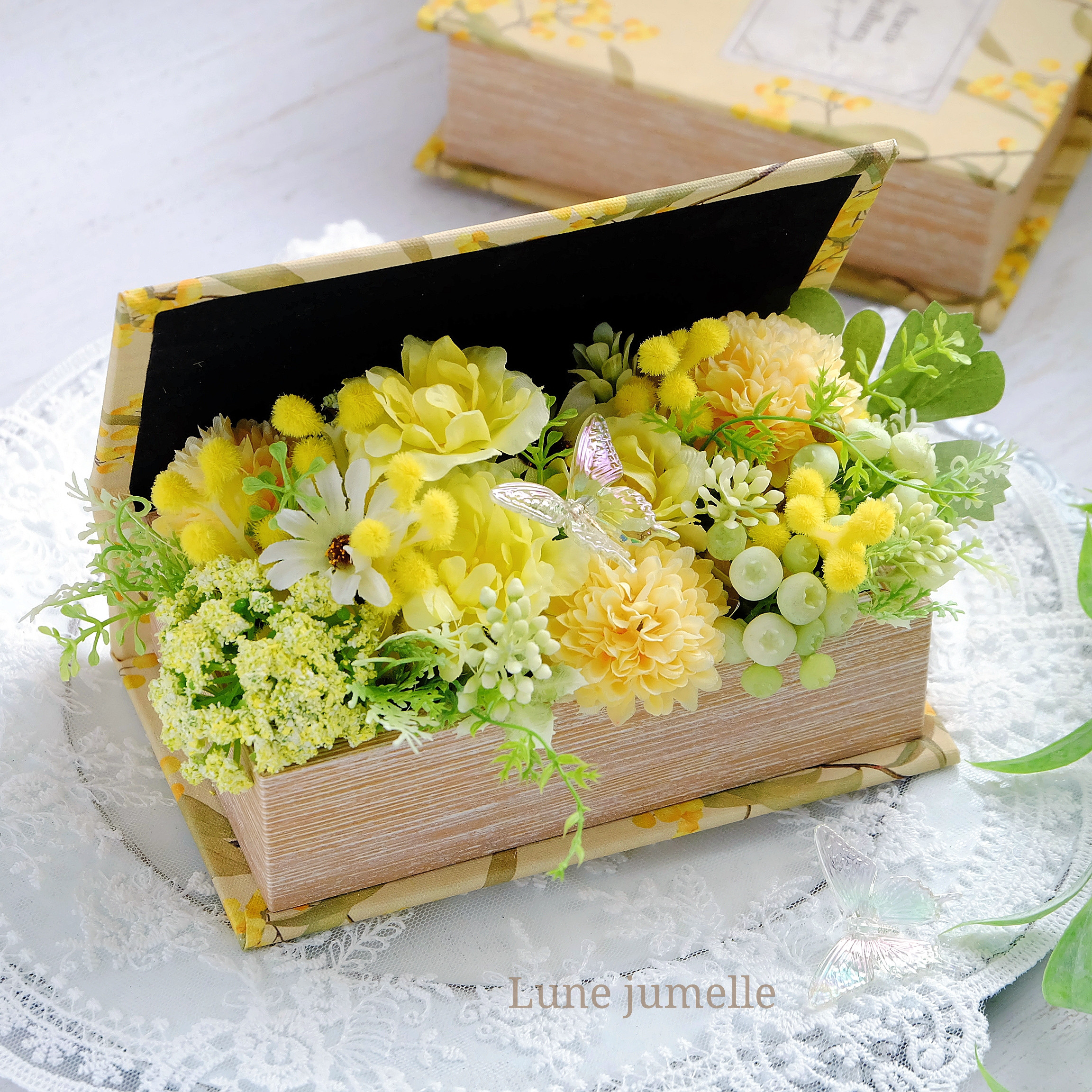 希望が溢れるミモザのブック型フラワーアレンジ｜オーロラの蝶と春の物語(アーティフィシャルフラワー)｜造花　送別　ギフト