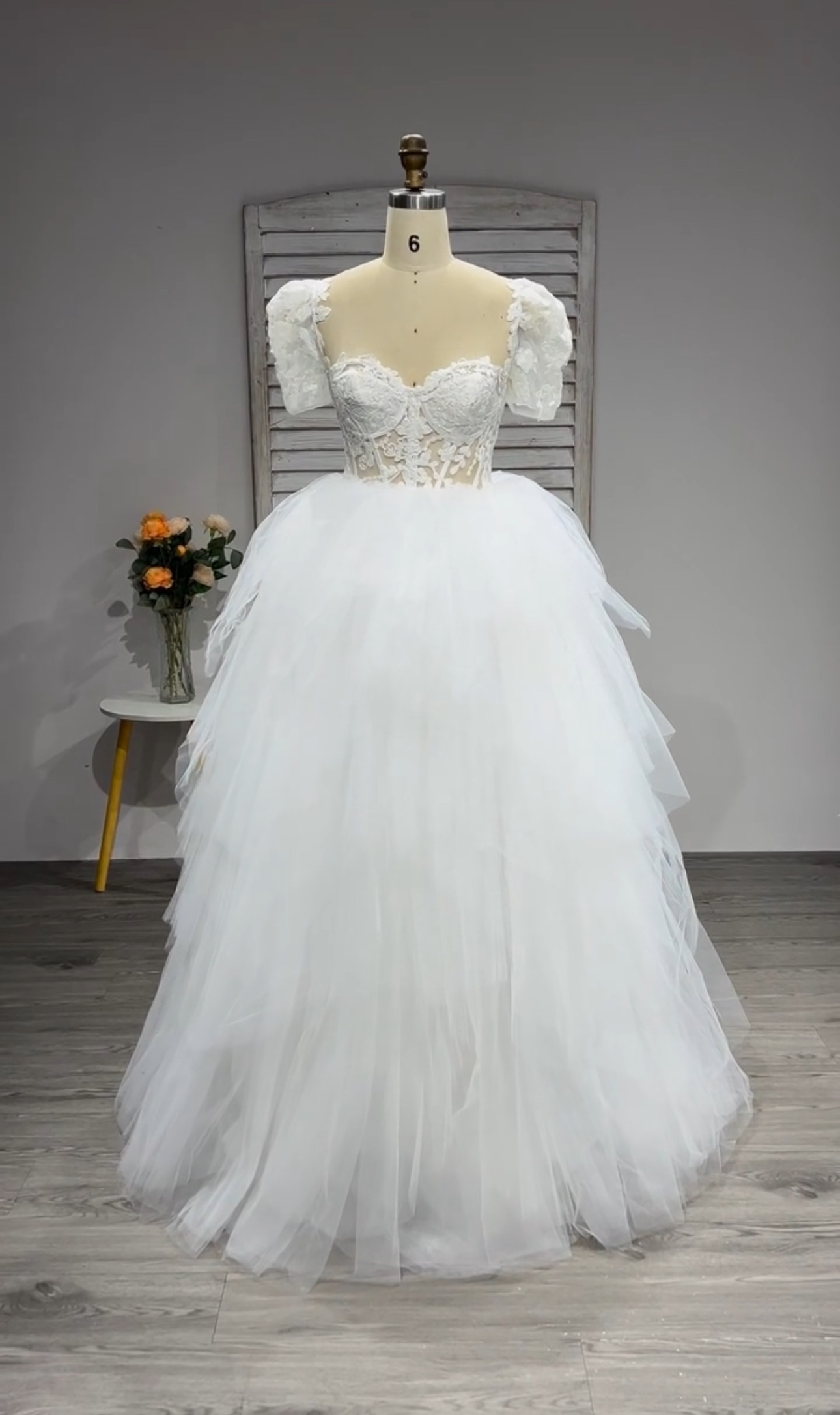 送料無料パフスリーブ　白　チュール　ふんわり　ボリューム感　シースルー　レース付き　フロアー丈　スクエアネック結婚式二次