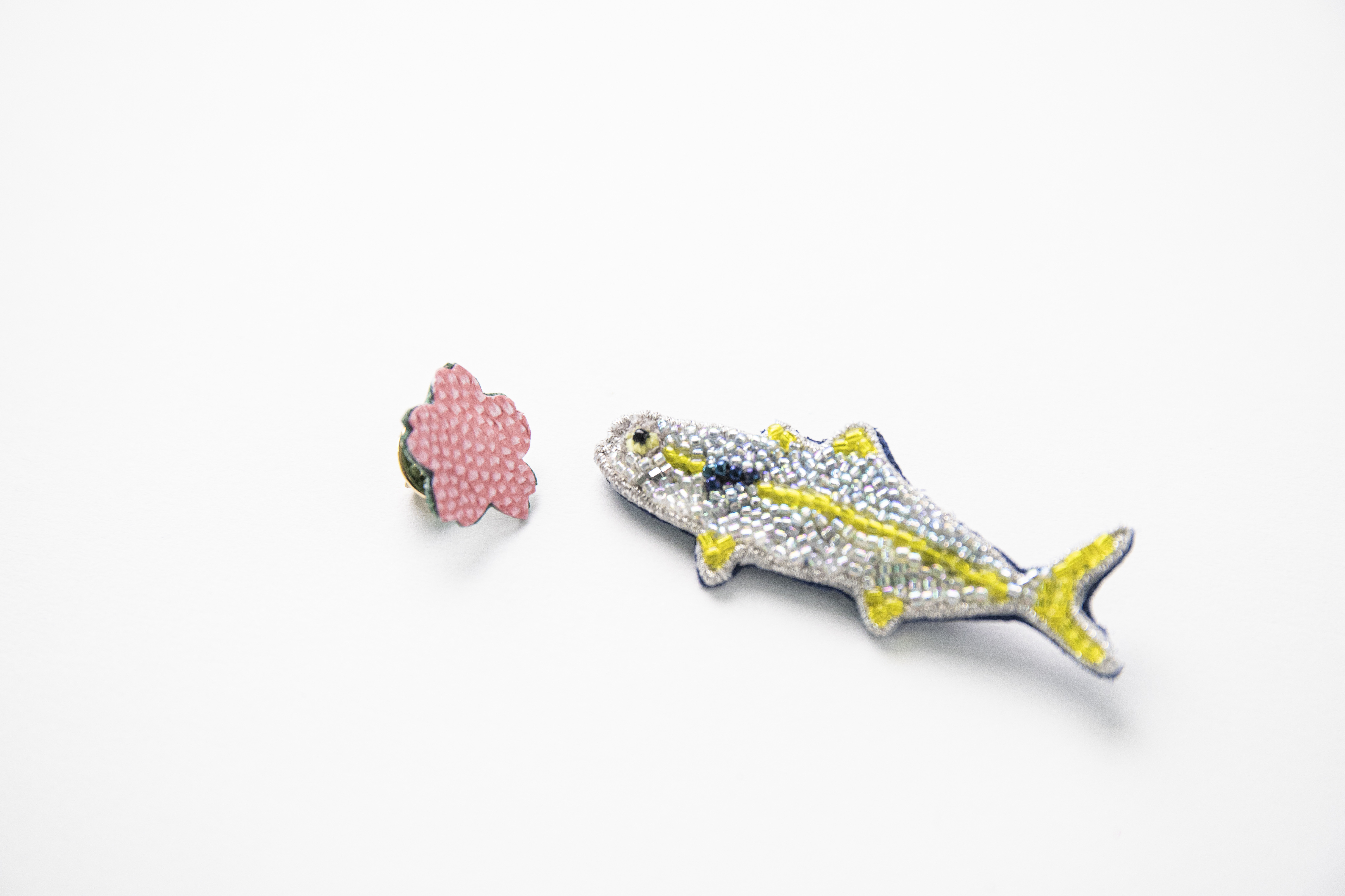 桜とヒラマサのブローチ