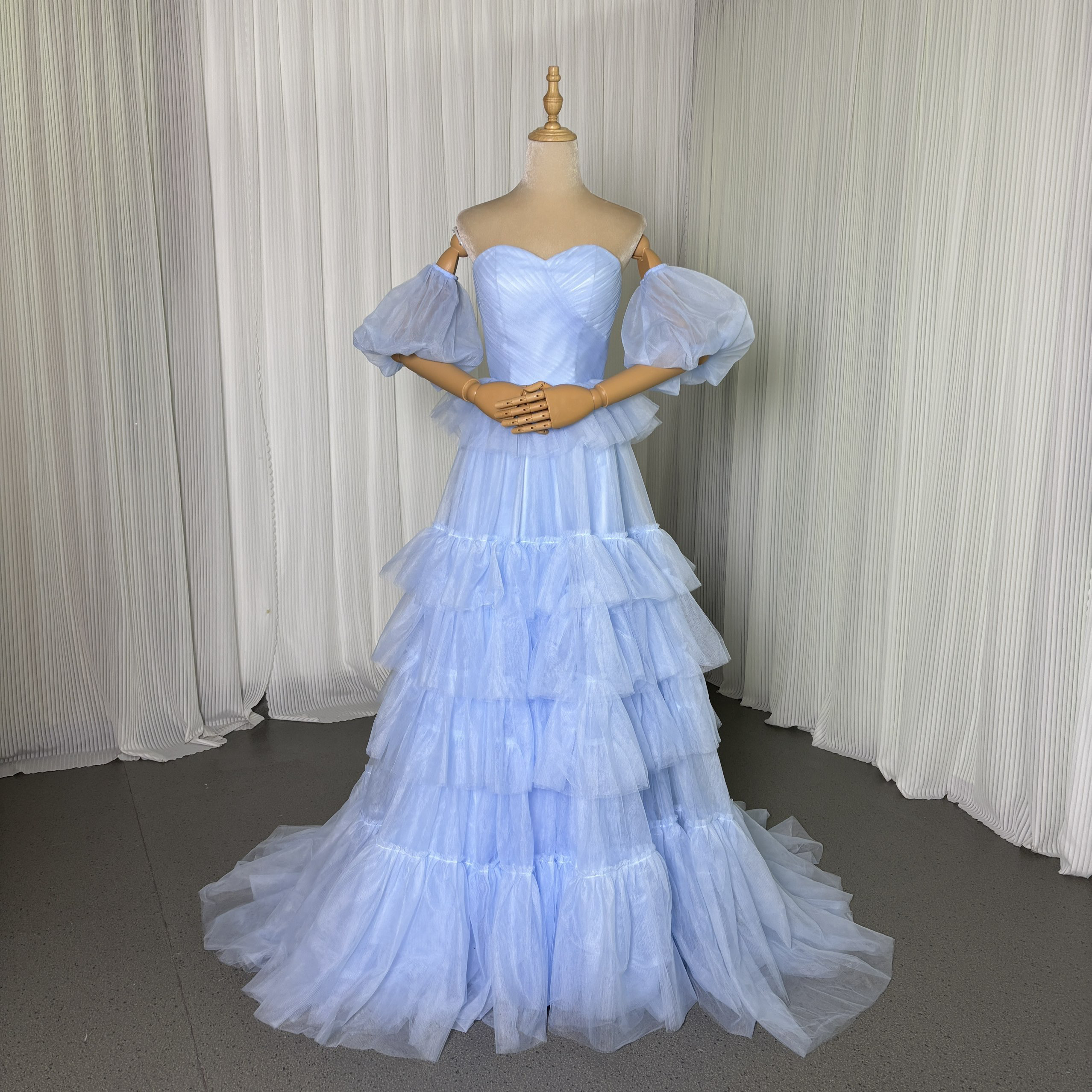 送料無料！カラードレス パフスリーブドレス 取り外し可能な付け袖 爽やかで優しいブルー ティアードのドレス 前撮り