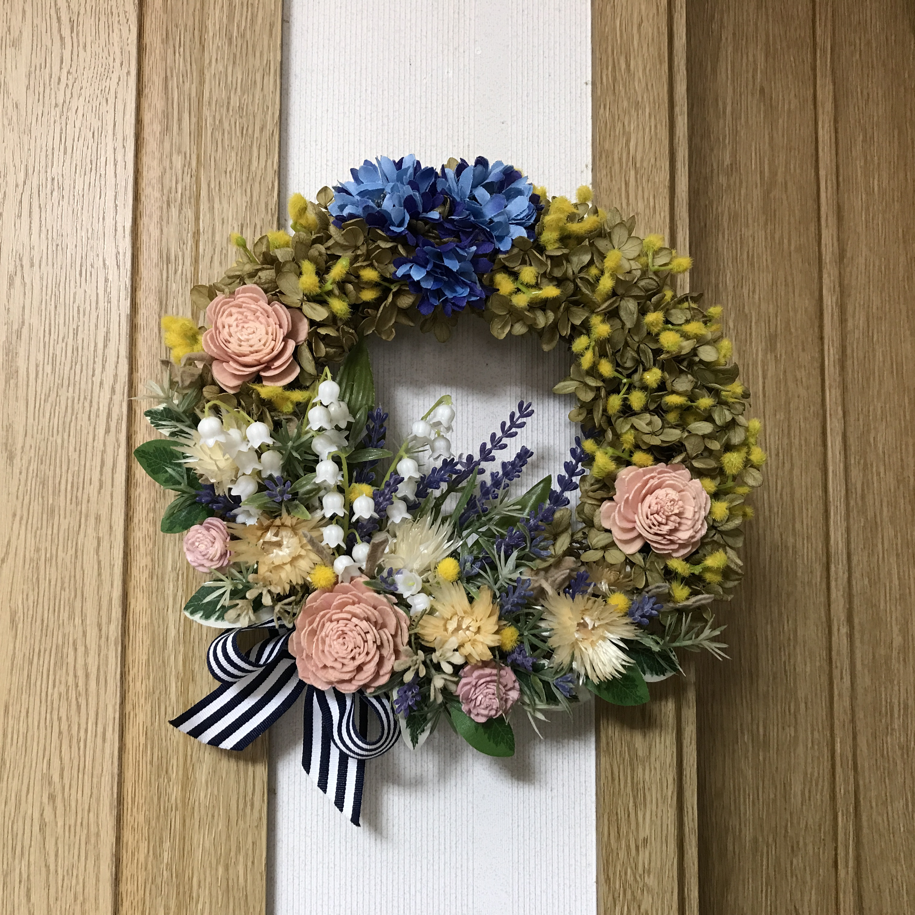 《新作》シックなプリザアジサイとラベンダーとスズランの豪華な大人のリース（1点限定）