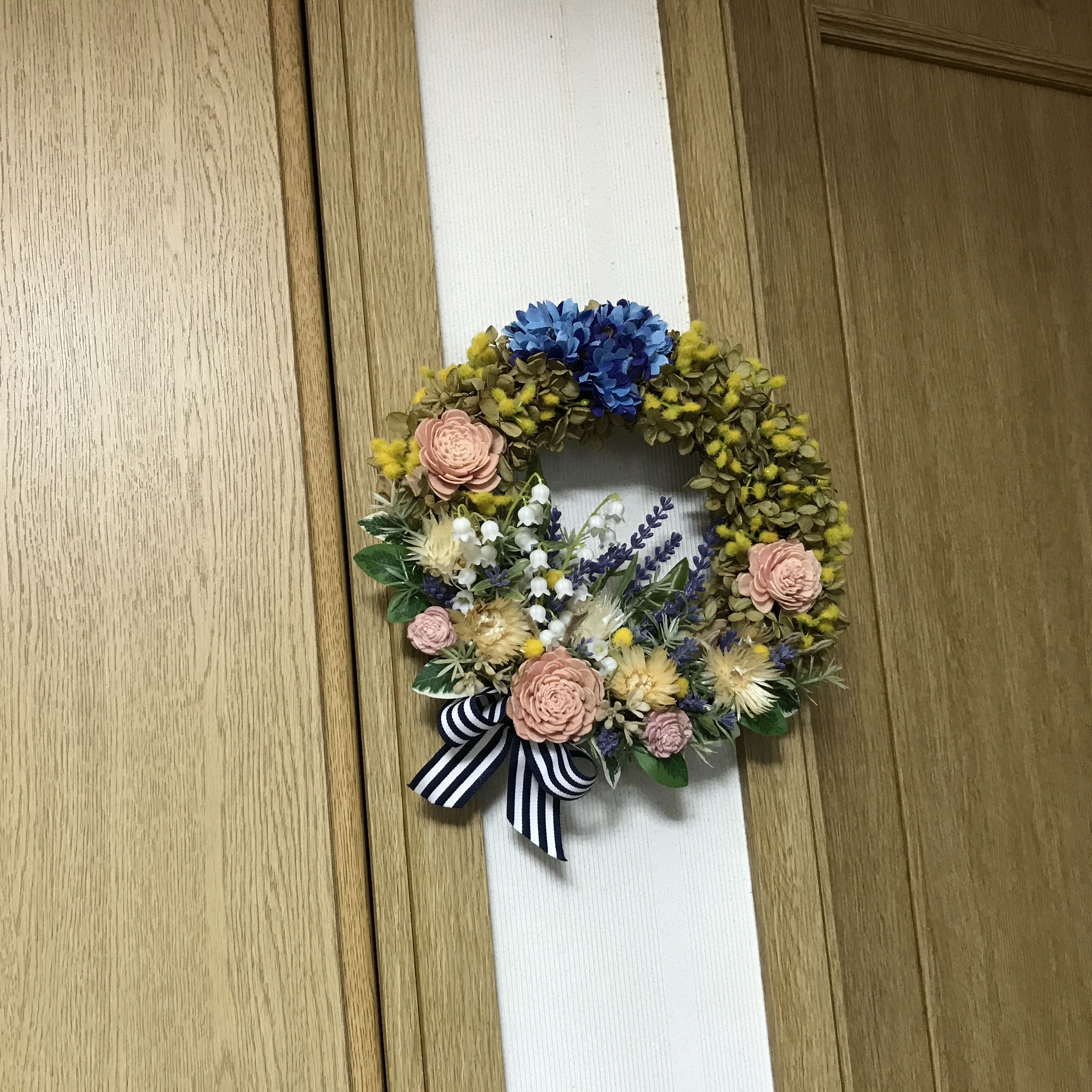 《新作》シックなプリザアジサイとラベンダーとスズランの豪華な大人のリース（1点限定）