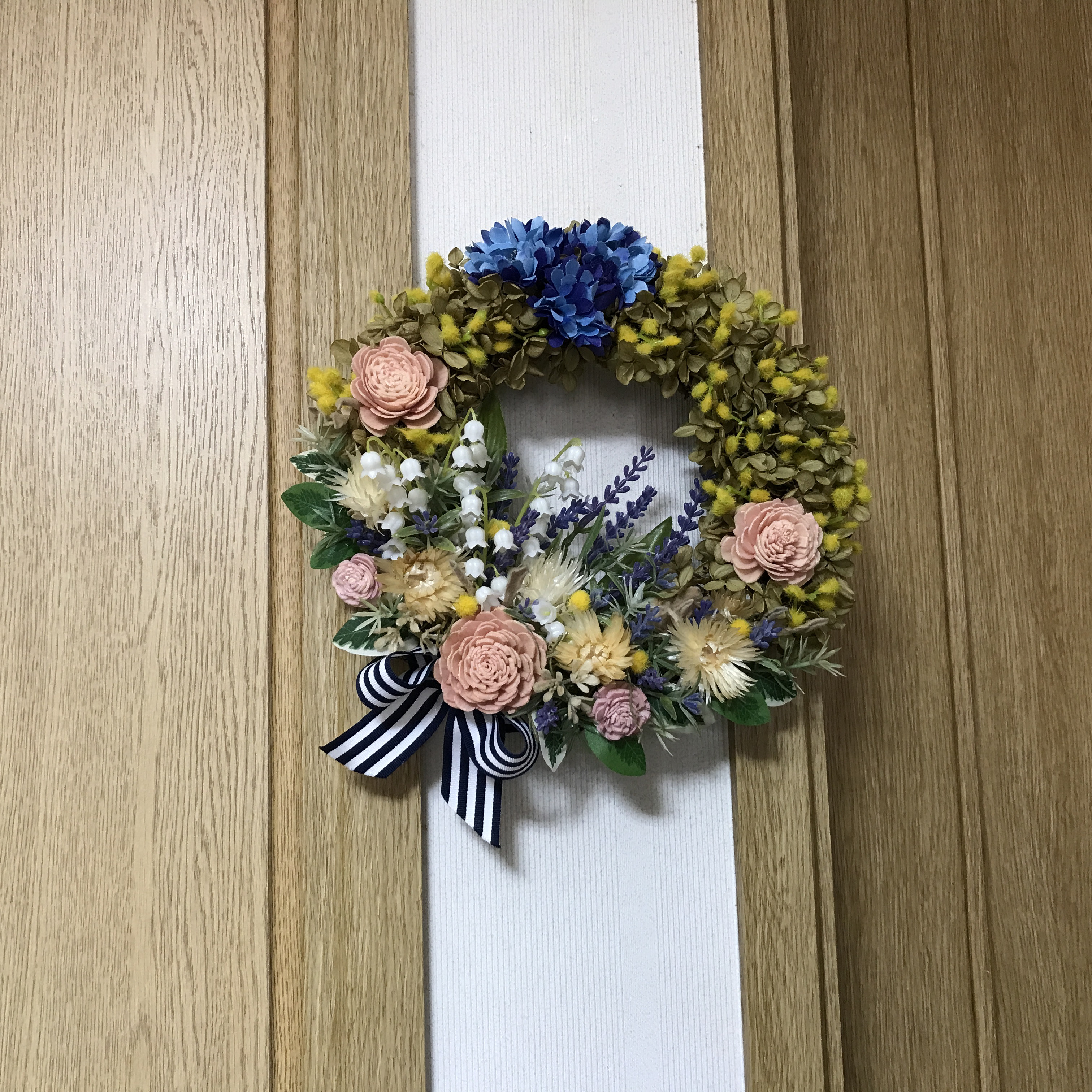 《新作》シックなプリザアジサイとラベンダーとスズランの豪華な大人のリース（1点限定）