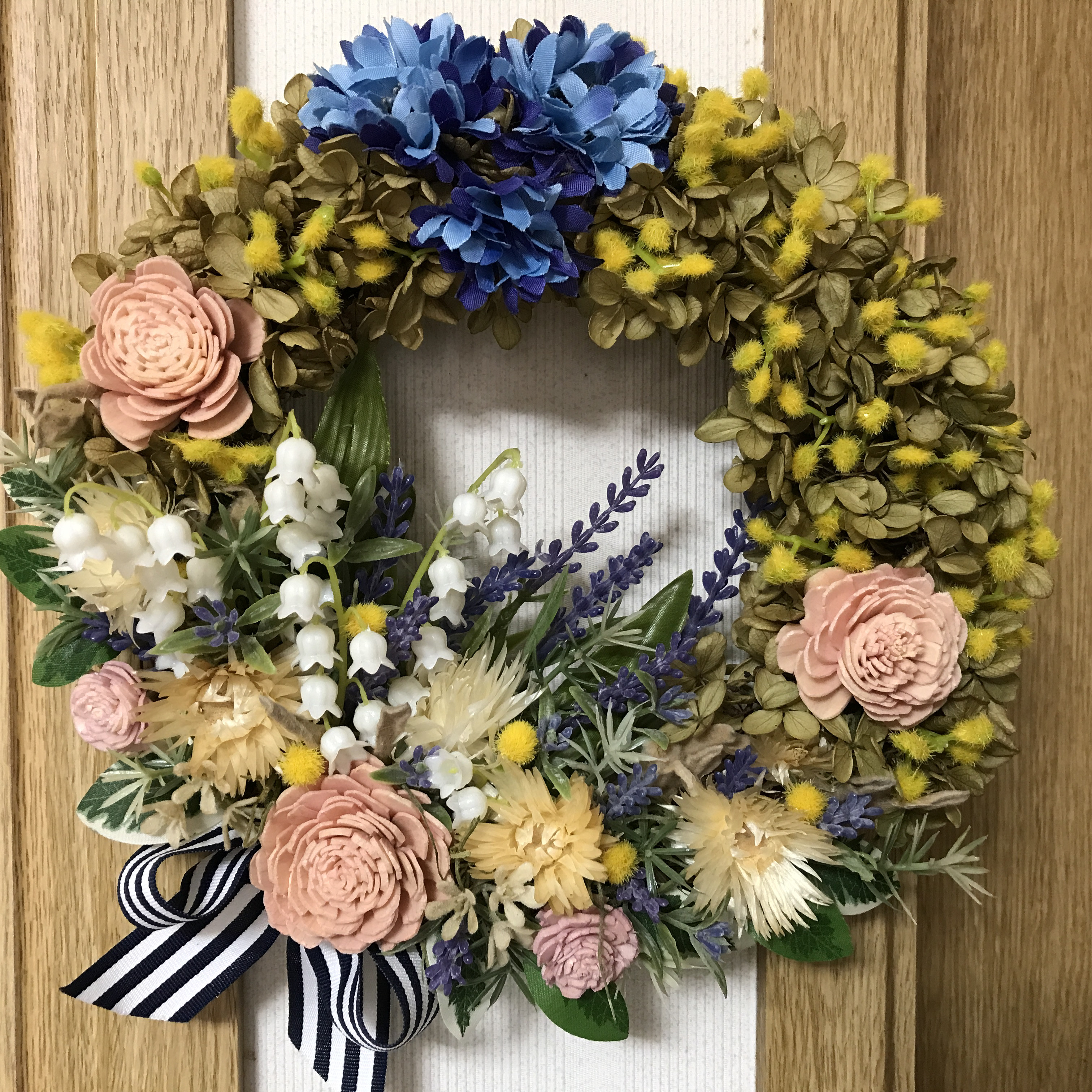 《新作》シックなプリザアジサイとラベンダーとスズランの豪華な大人のリース（1点限定）