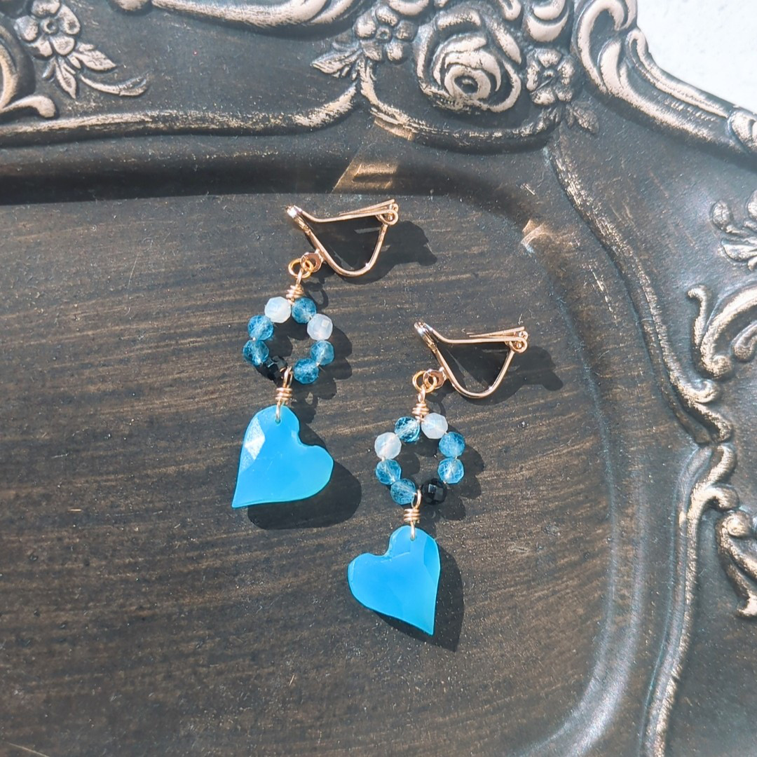 ブルーカルセドニー ハート×ディープブルーアクアマリン＆ホワイトカルセドニー＆ブラックスピネルのサークルデザイン耳飾り