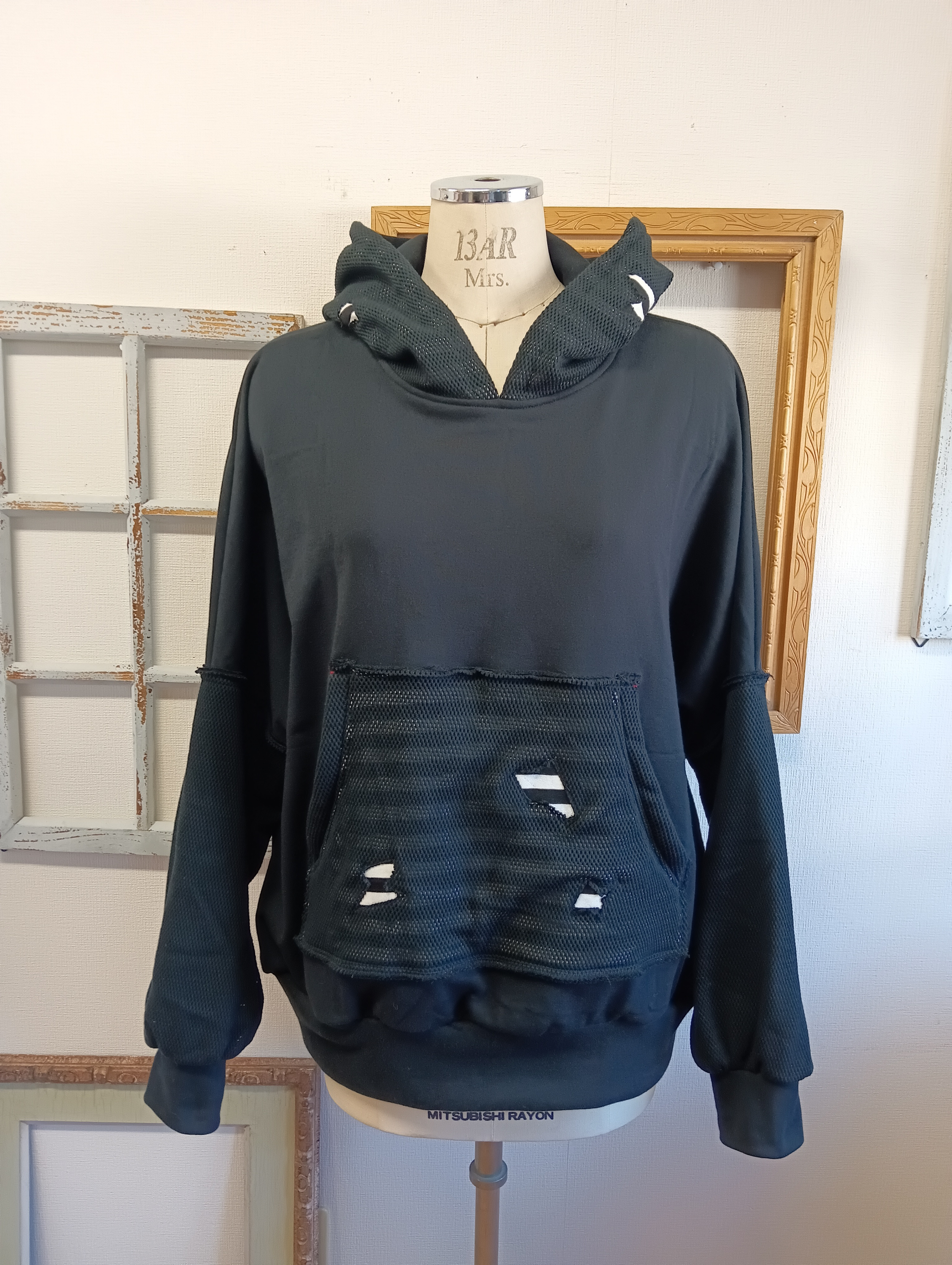 一点もの‼️大人オシャレさん❤️透かしボーダー柄穴あき風フード付きドルマンパーカー 黒（サイズフリー L L〜3L）