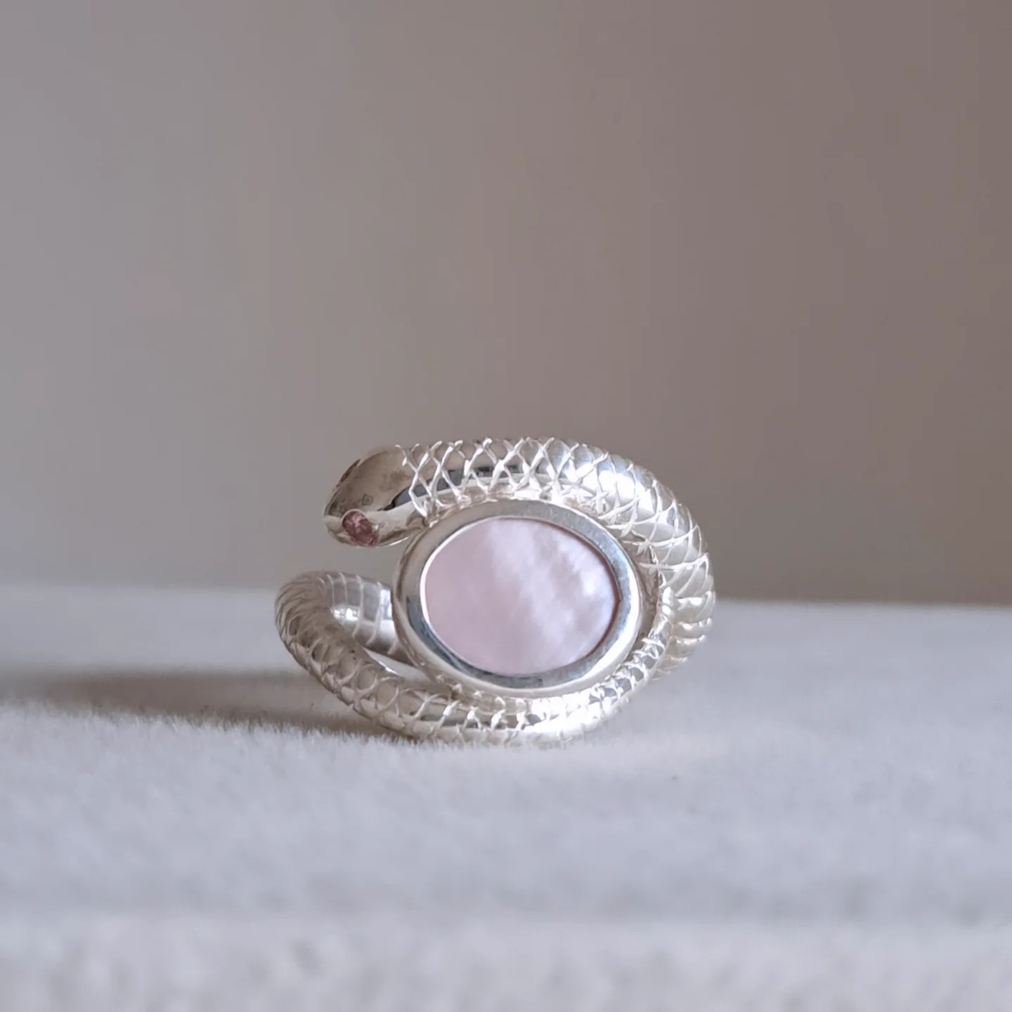【特別仕様 蛇の指輪 ピンクシェル 両目ピンクトトルマリン】蛇リング  太め蛇   蛇アクセサリー ヘビリング 京都