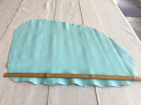 牛革　カット革　スムース　薄緑　ライトグリーン　ミント　ハンドメイド＃No.CL72　レザークラフト　本革 1枚目の画像