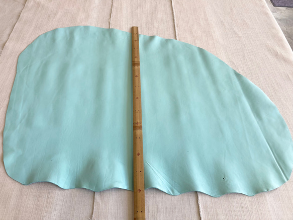 牛革　カット革　スムース　薄緑　ライトグリーン　ミント　ハンドメイド＃No.CL72　レザークラフト　本革 2枚目の画像