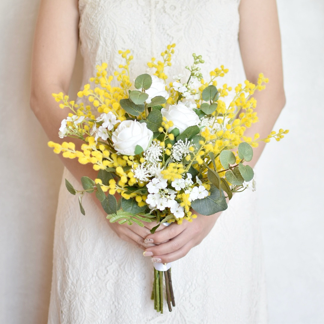 【ブートニア付】ミモザとホワイトローズ、ユーカリのナチュラル春ブーケ（アーティフィシャルフラワー）ウェディングブーケ