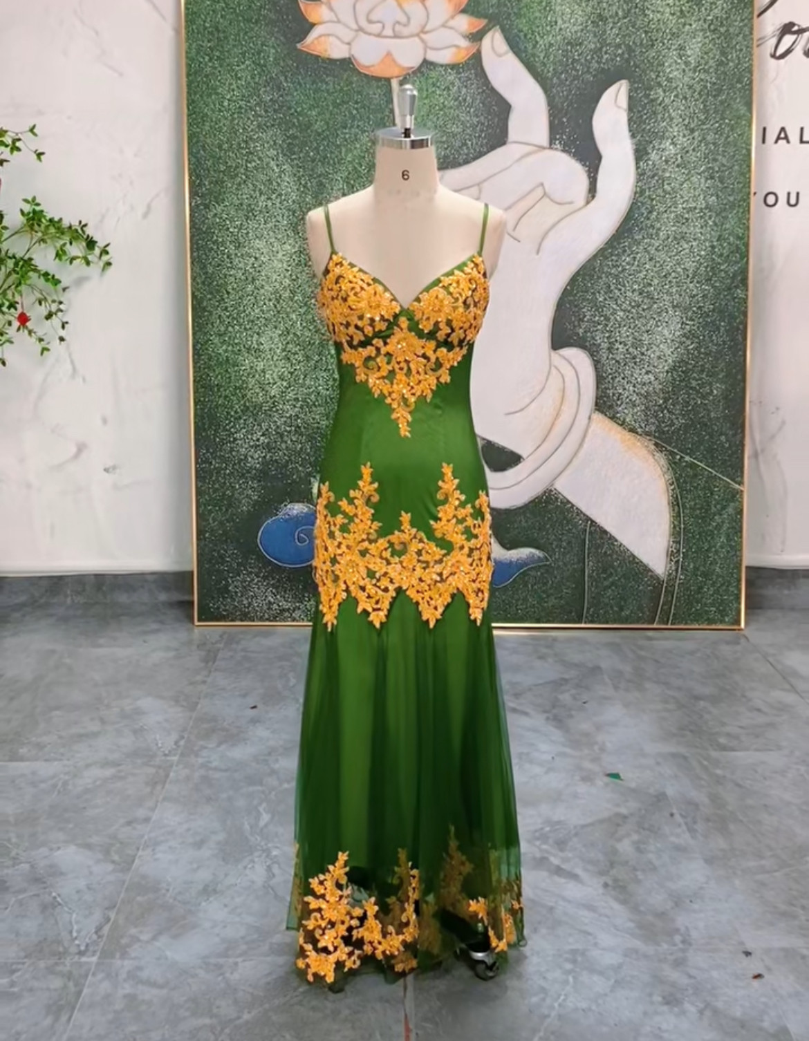 豪華WEB限定　王道派女王派　タイトスカート　薔薇ローズ刺繍金色グリーン緑　背中空き　編みあげ　演奏会コンテスト発表会