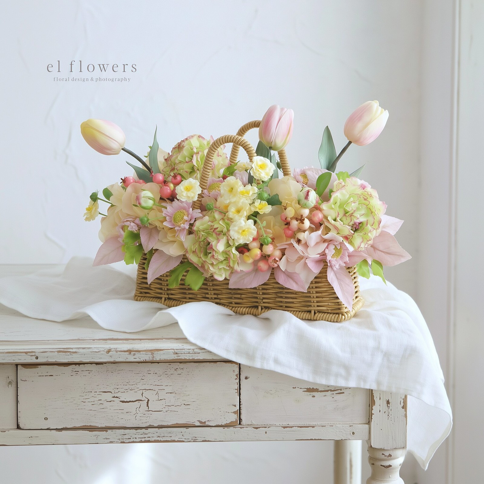 【春の庭園】揺れるチューリップとラナンキュラスのパステルバスケット｜フラワーアレンジメント｜受注制作