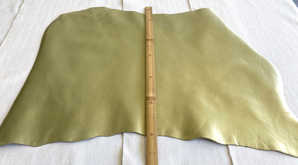 牛革　カット革　スムース　ゴールドメタ　金　ハンドメイド＃No.CL78　レザークラフト　本革 2枚目の画像