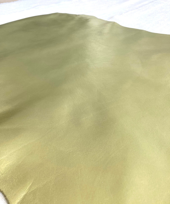 牛革　カット革　スムース　ゴールドメタ　金　ハンドメイド＃No.CL78　レザークラフト　本革 3枚目の画像