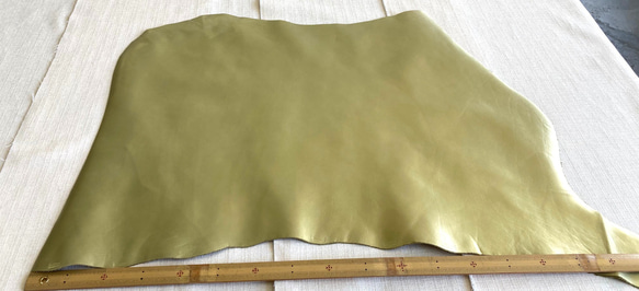 牛革　カット革　スムース　ゴールドメタ　金　ハンドメイド＃No.CL78　レザークラフト　本革 1枚目の画像