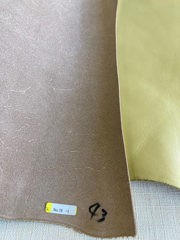 牛革　カット革　スムース　ゴールドメタ　金　ハンドメイド＃No.CL78　レザークラフト　本革 4枚目の画像
