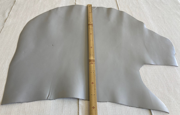 牛革　カット革　グレー　グレージュ　ハンドメイド＃No.CL80　レザークラフト　本革 1枚目の画像
