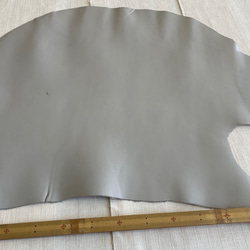牛革　カット革　グレー　グレージュ　ハンドメイド＃No.CL80　レザークラフト　本革 2枚目の画像