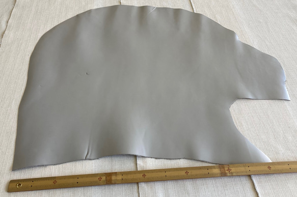 牛革　カット革　グレー　グレージュ　ハンドメイド＃No.CL80　レザークラフト　本革 2枚目の画像