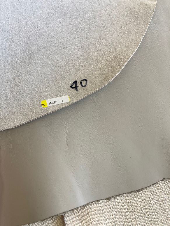 牛革　カット革　グレー　グレージュ　ハンドメイド＃No.CL80　レザークラフト　本革 4枚目の画像