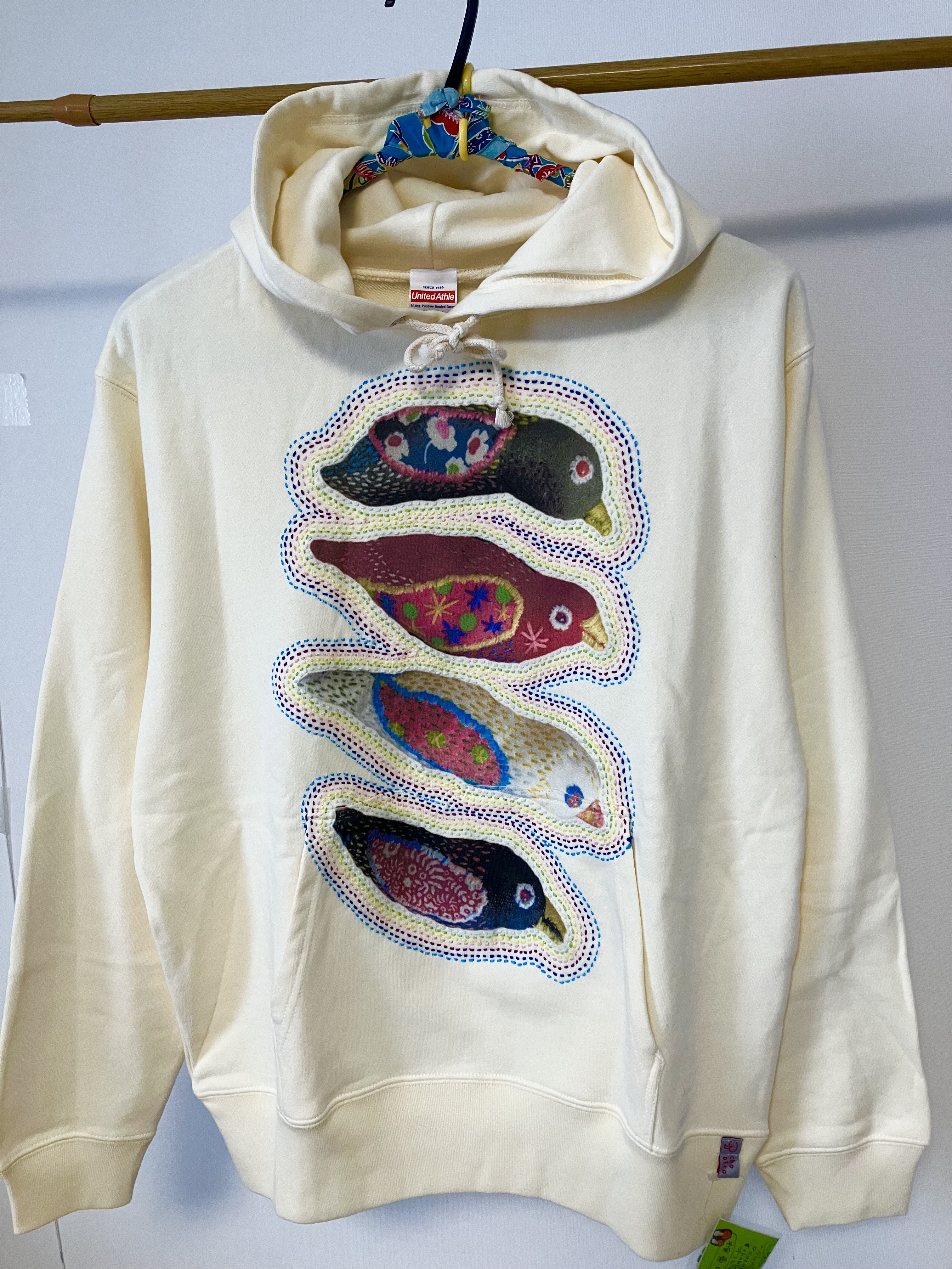 手しごと刺繍&プリント(SUZURI)）MIX作品・一点物＊とりマスコット・メンズMタグ（女性L対応）きなり・フーディー