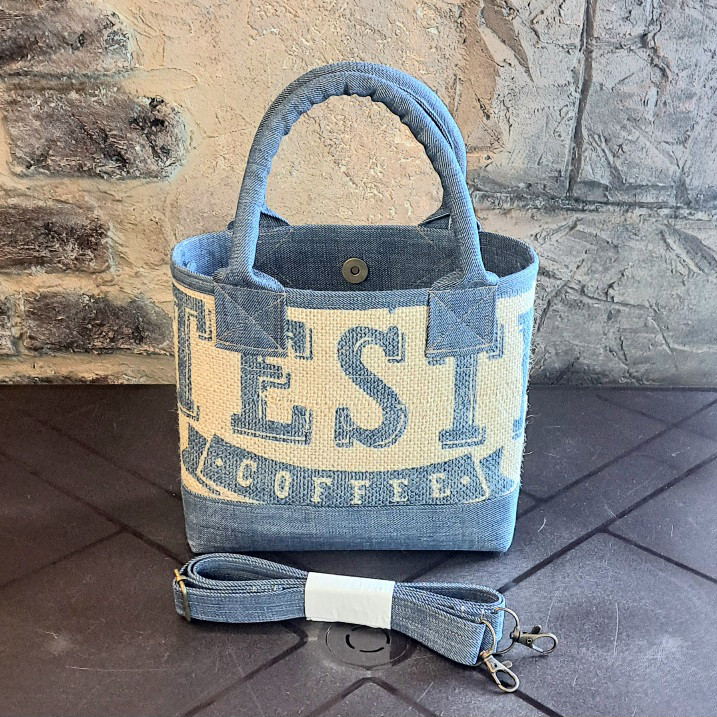 コーヒー 麻袋バッグ　ＳＳサイズ　明るめデニム　エチオピアのコーヒー豆の麻袋をリメイクしたオリジナルバッグ