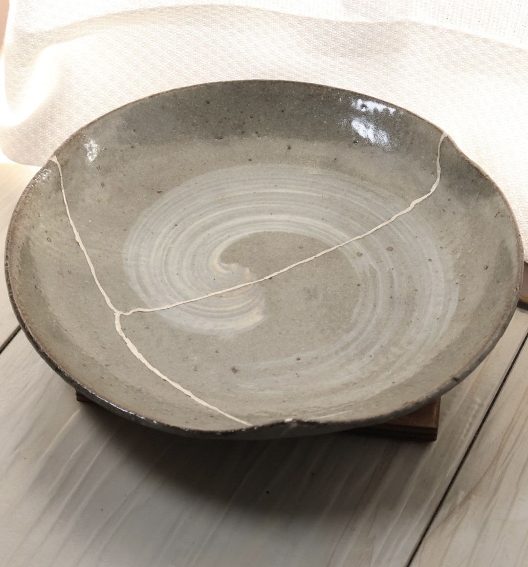 【金継ぎ】一点物の景色｜グレー釉の渦紋平鉢（銀仕上げ）モダンな暮らしを彩る器